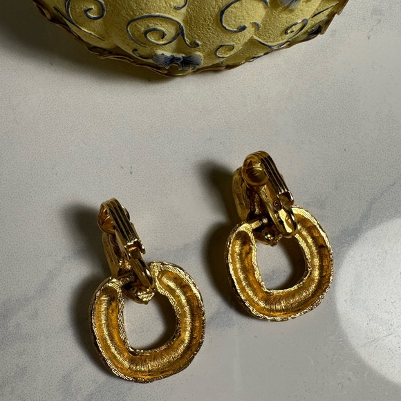 Vintage Gold Tone Door Knocker’s Earrings Clip On - Picture 3 of 7